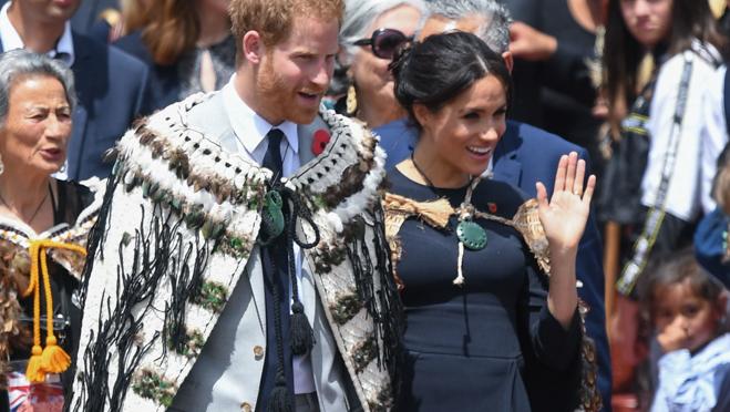 El príncipe Harry y Meghan Markle vestidos con la capa tradicional de Nueva Zelanda